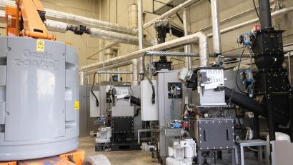 Bild: Robert Dotzauer
Um die Klimaziele zu erreichen, ist das Klosterdorf schon ein Stück voraus: Ein Hackschnitzel-Blockheizkraftwerk in Tremmersdorf (unser Bild) und eine Biogasanlage in Speinshart versorgen in den Hauptorten bereits viele Haushalte. Auch das Klosterareal und die öffentlichen Einrichtungen sind bereits an die Nahwärmeleitungen angeschlossen.