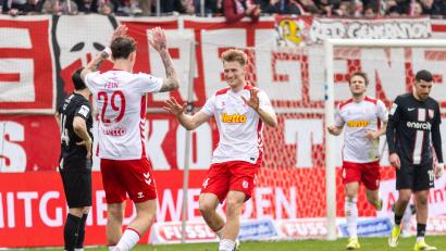 Bild: Sascha Janne
Adrian Fein (Nummer 29) und Malte Karbstein bejubeln das Tor zum 2:0 für den SSV Jahn.