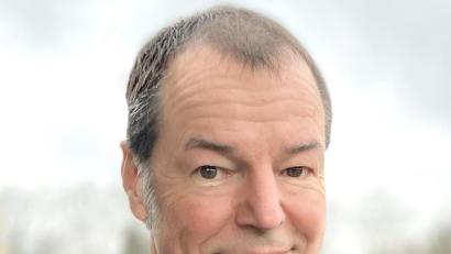 Bild: Horst Eckert/exb
Horst Eckert, gebürtiger Weidener, stellt seinen neuesten Thriller „Die Praktikantin“ in der Buchhandlung Volkert vor.