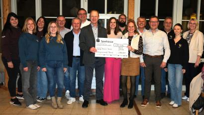 Bild: Hirsch
Die Sprecher der Werbegemeinschaft Pfreimd überreichten den Vertretern von neun Vereinen jeweils einen Scheck über 1500 Euro. Die Spartenleiterin der Spvgg-Turnabteilung, Kerstin Birner, revanchierte sich mit einem Gutschein für „einen Männerfitnesskurs“.