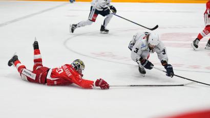 Bild: A. Chuc
Julian Lautenschlager (EC Bad Nauheim) bereitet hier das 5:1 gegen Tommy Muck vor.