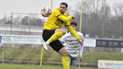 Bild: Hubert Ziegler
Artistische Einlage von FC-Spieler Maximilian Witzel (vorne): Der FC Amberg besiegte am Samstagnachmittag im Bezirksliga-Spitzenspiel die SpVgg SV Weiden II hochverdient mit 3:1.