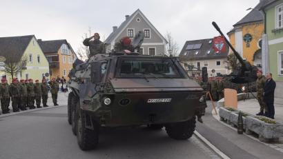 Bild: Ernst Frischholz
Auf einem Spähpanzer Luchs verließ der bisherige Batteriechef Major Christian Knorrn den Neuhauser Markplatz mit militärischem Gruß.