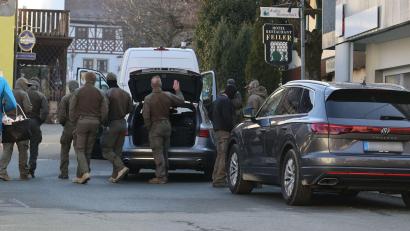 Bild: Daniel Löb/dpa
Der zwölfjährige Sohn rief die Polizei, weil sein Vater mit einem Messer bedroht wurde.