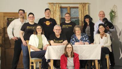 Bild: Josef Böhm
Die Laienspielgruppe Niedermurach mit Matthias Matzke, Franziska Meier, Christian Raiml, Thomas Müller, Christine Süß, Alfons Wittman (stehend, von links), Amelie Lösch, Bernhard Bierler, Martina Fronhofer, Angela Mehler-Wittmann (am Tisch, von links) und „Theaterflüsterin“ (Souffleuse) Sandra Urban (vorne) verspricht den Besuchern einen heiteren Abend voller Lebensfreude.