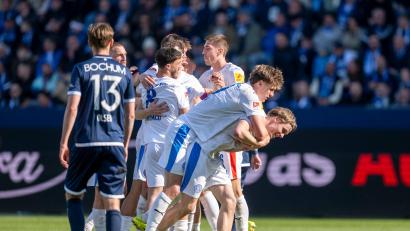 Bild: David Inderlied/dpa
Kiels Spieler jubeln nach dem Tor von Jonas Therkelsen zum 3:2.