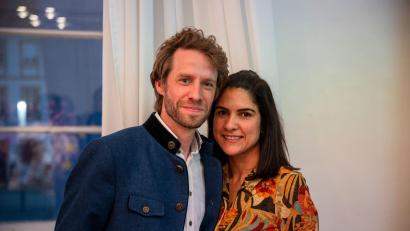 Bild: Daniel Vogl/dpa
Sebastian Niedermaier (SPD) freut sich zusammen mit seiner Frau Andrielly über seinen Wahlsieg bei der Stichwahl des Oberbürgermeisters.