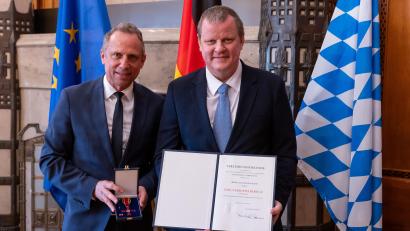 Bild: Rald Rödel, STMUV
Staatsminister Thorsten Glauber (links) überreichte Alexander Wagner aus Arzberg das Bundesverdienstkreuz.