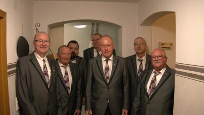 Bild: Valerie Preiß
Der Vorstand des Männergesangsvereins spendet seine Sängerjacken und Krawatten für wohltätige Zwecke.