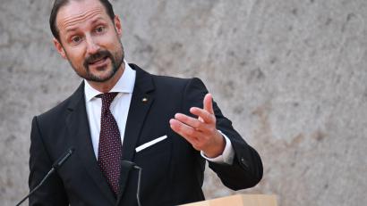 Bild: Sebastian Christoph Gollnow/dpa
Die Norweger halten zu Kronprinz Haakon. (Archivbild