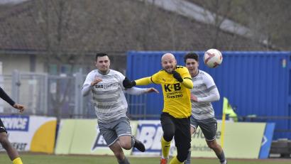 Bild: Hubert Ziegler
Friedrich Lieder im Duell gegen den Weidener Stefan Graf (links): Der FC Amberg gewann das Spitzenspiel der Bezirksliga Nord gegen die SpVgg SV Weiden II mit 3:1.