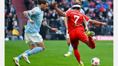 Bild: Sven Hoppe/dpa
Union-Kapitän Christopher Trimmel (l) konnte Bayerns Doppeltorschützen Serge Gnabry nicht nur in dieser Szene nicht stoppen.