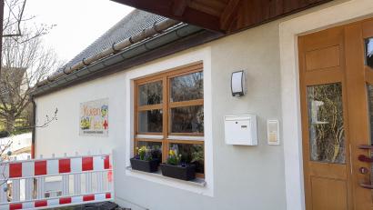 Bild: ge
Auch diese Wand des Kindergartens "Kükennest" in Fürnried muss jetzt saniert werden. Insgesamt sind im Haushalt 2026 rund 320.000 Euro für diese Maßnahmen eingeplant - ein großer Brocken für das Birgland.