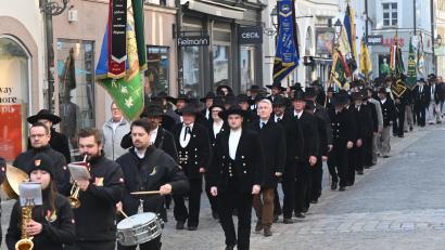 Bild: Gerhard Franz
Gemeinsam zogen Zimmerer, Schreiner, Maurer, Dachdecker und Seinmetze mit ihren Zunftfahnen zur Basilika St. Martin, gedachten ihrer verstorbenen Mitgliedern und feierten anschleßend im Kummert-Bräu ihren Josefi-Tag.