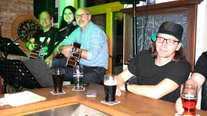 Bild: Hirsch
Uli Vogl, Sanne Killermann und Sven Hanke (von links) traten zum Saint Patrick`s Day in der Schwandorfer Weinstube auf.
