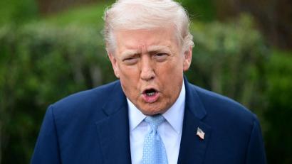 Bild: Kyle Mazza, Kyle Mazza/TheNEWS2 via ZUMA Press Wire/dpa
US-Präsident Trump will, dass Beamte der umstrittenen Behörde ICE sich um die Sicherheit an Flughäfen kümmern. (Archivbild)