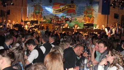 Bild: Konrad Rosner
In der Festhalle war beim Stadtbierfest der Feuerwehr Großkonreuth mächtig was los.