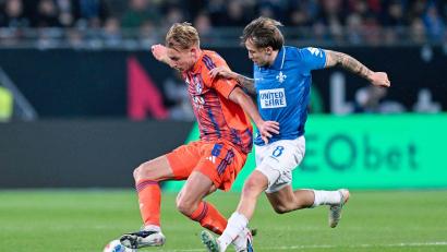 Bild: Uwe Anspach/dpa
Schalkes Timo Becker (l.) im Duell mit Darmstadts Luca Marseiler.