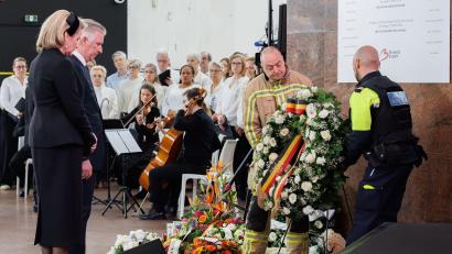 Bild: Benoit Doppagne/Belga/dpa
Gedenken am Brüsseler Flughafen: Zu den Teilnehmern der Zeremonie gehörten auch Königin Mathilde und König Philippe.