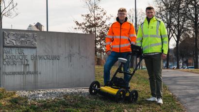 Bild: David Rieß, ALE Oberpfalz
Die beiden dualen Studenten Lukas König und Jonas Müller (von links) stehen mit dem Bodenradar vor dem Amt für Ländliche Entwicklung in Tirschenreuth.
