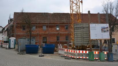 Bild: jr
"Im kommenden Jahr um diese Zeit sollte der Dorfladen am Marktplatz 4 eröffnet haben", hoffte Bürgermeister Klaus Meyer auf regen Baufortschritt.