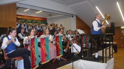 Bild: fz
Starkbierfest der Jugendblaskapelle Parkstein. Chef Alfons Steiner bot mit den 30 Musikerinnen und Musikerinnen einen begeisternden Stimmungsabend.