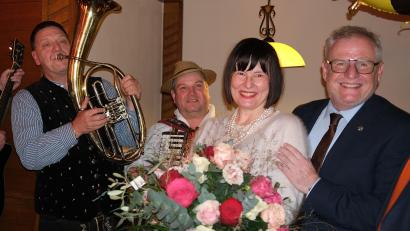 Bild: Hirsch
Ein glücklicher Wahlsieger Andreas Feller (Bürgerliste Schwandorf) strahlt mit Ehefrau Susanne um die Wette. Christian Ziegler (links) aus Fensterbach spielt bei der Wahlparty in der Schmidt-Bräu-Gaststätte für seinen langjährigen Bürgermeisterkollegen auf.     