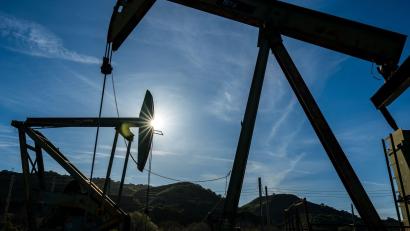 Bild: Nic Coury/AP/dpa
Teures Öl macht Sprit und verteuert Transportkosten für die ganze Wirtschaft (Archivbild)