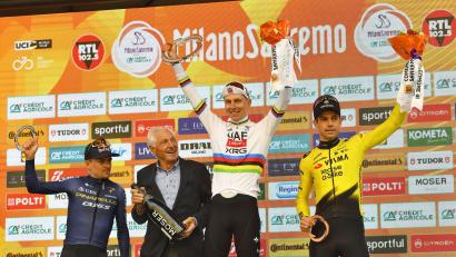 Bild: Davide Vaninetti/LiveMedia-IPA/ZUMA Press Wire/dpa
Endlich geschafft: Tadej Pogacar (M) gewinnt den Klassiker Mailand-Sanremo.