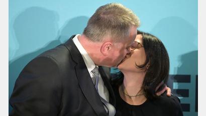 Bild: Hannes Albert/dpa
Siegerkuss für Gordon Schnieder bei der CDU-Wahlparty in Mainz.