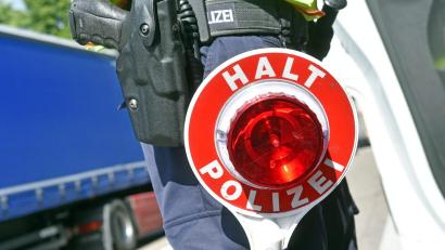 Symbolbild: Uli Deck/dpa
Ein 34-jähriger Fahrer wurde in Schwandorf ohne gültige Fahrerlaubnis und Versicherung erwischt.