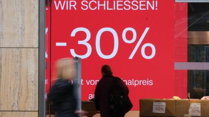 Bild: Bernd Weißbrod/dpa
Die Zahl der Schließungen im Einzelhandel übersteigt die der Neueröffnungen deutlich.