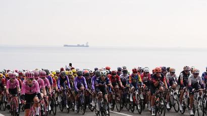 Bild: Marco Alpozzi/LaPresse via ZUMA Press/dpa
Beim Frauen-Rennen von Mailand-Sanremo hat es einen Horror-Sturz gegeben.