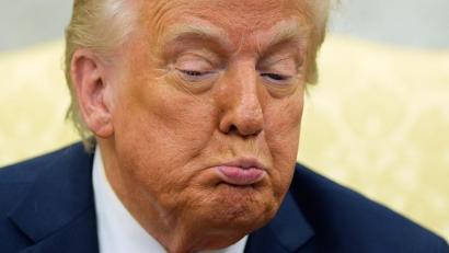 Bild: Alex Brandon/AP/dpa
Trump gibt sich trotzig.