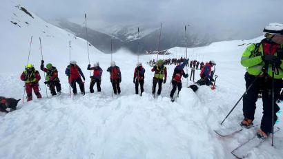 Bild: -/Italienische Bergwacht/dpa
Mehr als 60 Rettungskräfte waren bei der Suche im Einsatz.