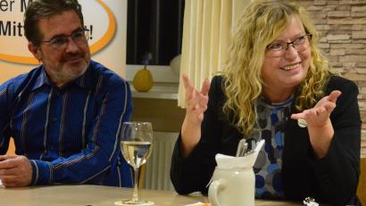 Bild: Kunz
Die Beauftragte der Bayerischen Staatsregierung für das Ehrenamt, MdL Gabi Schmidt, mit Gastgeber Markus Emmerich.