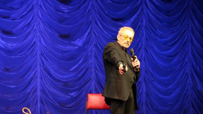 Bild: sne
Josef Hader richtet eine Pistole auf sein Publikum. Bei "Hader on Ice" kann es schon mal deftig werden. Doch die Waffe spritzt nur Wasser.