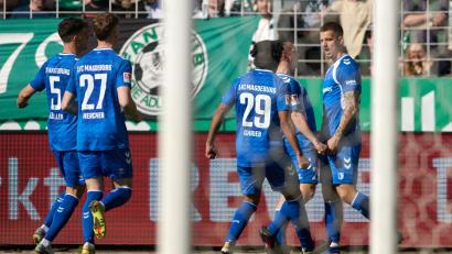 Bild: Bernd Thissen/dpa
Die Spieler des 1. FC Magdeburg bejubeln das erste von zwei Toren von Mateusz Zukowski (r.).