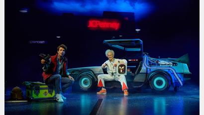 Bild: Georg Wendt/dpa
Marty McFly und Doc Brown brauchen mit ihrem Kultauto in der Zukunft keine Straßen.