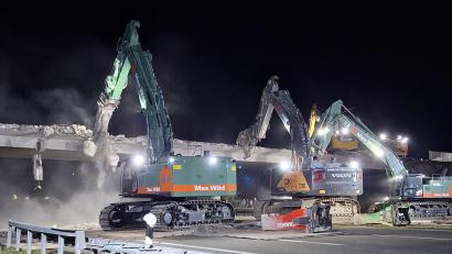 Bild: bl
Eine kleine Armee an Baggern knabbert an der Brücke über die A 93 bei Nabburg. In der Nacht von Samstag auf Sonntag ist das Bauwerk abgerissen worden, um Platz zu machen für einen Neubau. Dazu war eine Vollsperrung der Autobahn nötig.