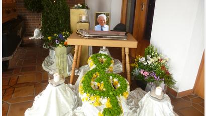 Bild: Siegfried Bock
Zither mit Notenschlüssel als Symbol lagen vor dem Bild von Alfons Bogner.