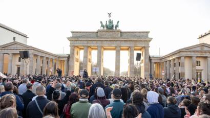 Bild: Gerald Matzka/dpa
Die Kundgebung am Brandenburger Tor fand nach Angaben der Veranstalter wegen der aktuellen Diskussion in Solidarität mit der Moderatorin und Schauspielerin Collien Fernandes statt.
