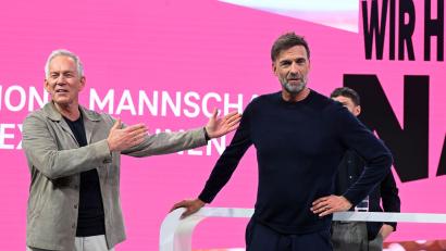 Bild: Felix Hörhager/dpa
Jürgen Klopp (rechts) wird von Moderator Johannes B. Kerner als Telekom-Experte vorgestellt.