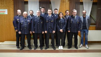 Bild: Peter Garreiss
Den neu gewählten 1. Kommandanten Wolfgang Bergmann (Vierter von links) und den 2. Kommandanten Andreas Sorgenfrei (Sechster von links) gratulierten die obersten Feuerwehrorgane im Landkreis Neustadt/WN mit Kreisbrandrat Marco Saller (links) sowie die Vorstandschaft der Feuerwehr Saubersrieth-Niederland und Bürgermeister Armin Bulenda (rechts).