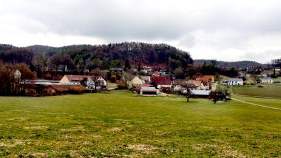Bild: ds
In Schmidtstadt steht die Erneuerung der Gemeindeverbindungsstraße an. Diese Maßnahme nutzt der Zweckverband, um seine veralteten Wasserleitungsrohre durch neue zu ersetzen.
