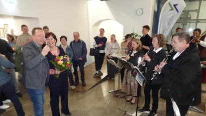 Bild: ui
Die Familie steht hinter der neuen Neustädter Bürgermeisterin Tanja Kippes (CSU). Erst alleine und dann gemeinsam mit Ehemann Michael dirigiert sie im Rathaus die Stadtkapelle.