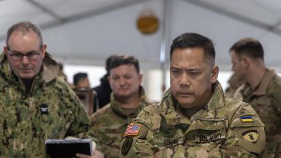Archivbild: 2nd Lt. Jarvis Mace/US Army
Generalleutnant Antonio A. Aguto (vorne, rechts), bei einem Besuch in Grafenwöhr. Wenige Monate später war die bis dahin so hervorragende Karriere des Soldaten beendet.