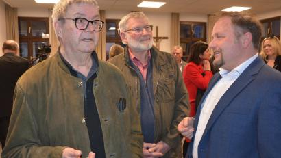 Bild: jr
Es war ein freudiger Tag für die Freien Wähler im Landkreis Tirschenreuth: Ihr Kreisvorsitzender Hubert Schicker (rechts) wurde zum neuen Landrat gewählt. Mit ihm freuten sich am Wahlabend unter anderem Hans Klupp (links), Fraktionssprecher im Kreistag, und Mährings Altbürgermeister Josef Schmidkonz. Auch in dessen Gemeinde holte Schicker mehr Stimmen als Amtsinhaber Roland Grillmeier.