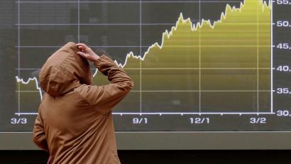 Bild: Eugene Hoshiko/AP/dpa
Nach Aussagen von US-Präsident Trump gerieten Asiens Börsen unter Druck.