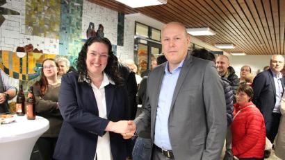 Bild: prh
Markus Preisinger (rechts) gratuliert als fairer Verlierer der künftigen Bürgermeisterin von Plößberg, Tina Zeitler (links).